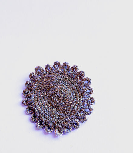 Broche Tissée à la Main